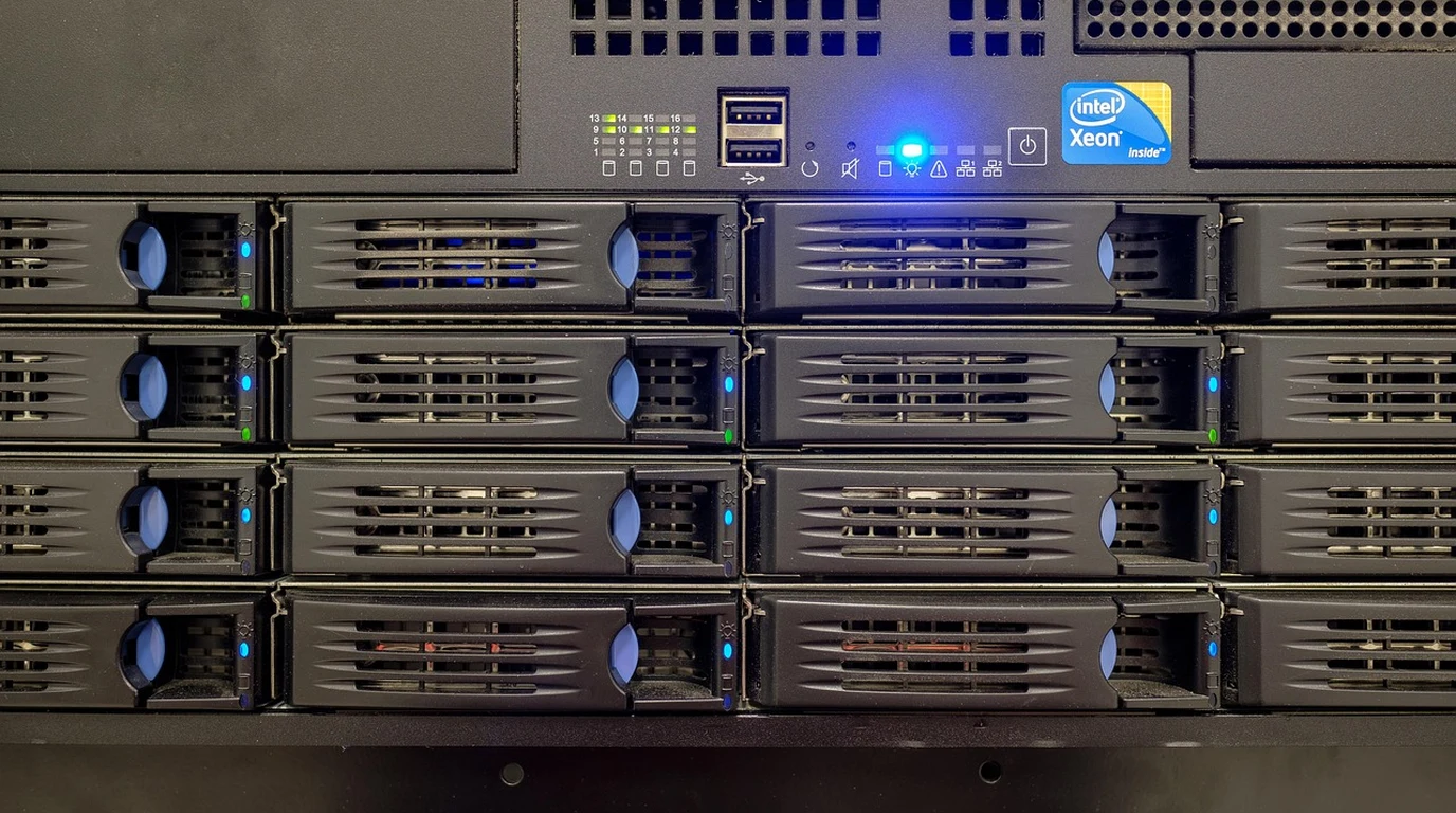 synology-rs2423-vs-truenas-enterprise-smb-storage-tco