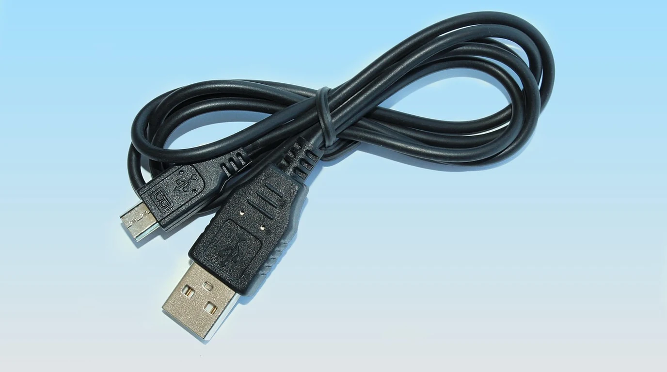 Thunderbolt 5 vs USB4 v2: 120Gbps Bandwidth & Latency